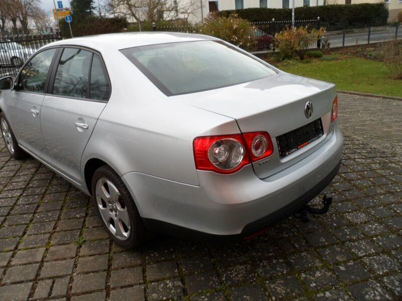 Gebraucht VW Jetta Comfortline 102 PS (75 kW) 2011 Silber Limousine