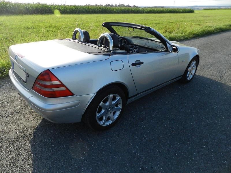 Gebraucht Mercedes SLK230 193 PS (141 kW) 1997 Silber Cabrio