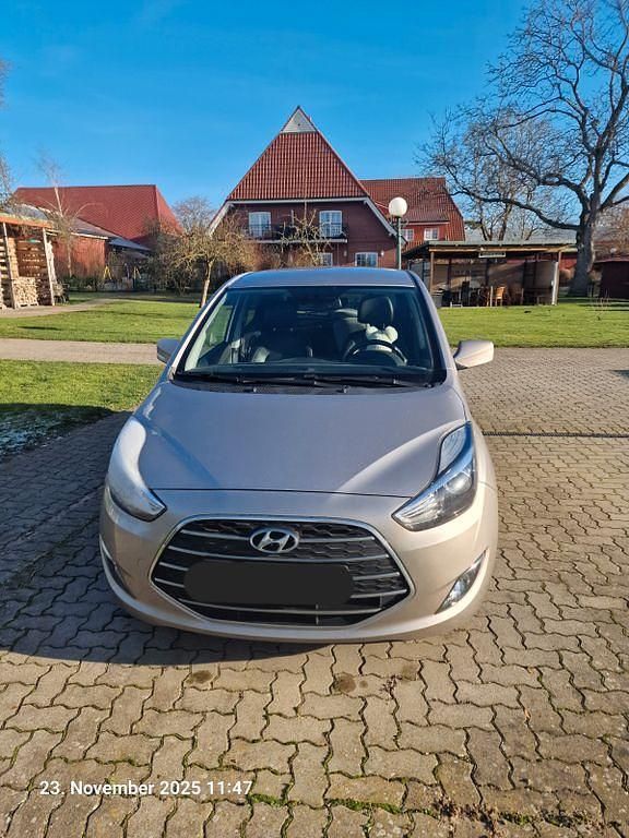 Beige Gebraucht 2016 Hyundai ix20 Style Kleinwagen | 9.800 € (Fairer Preis) - Bild 1/4
