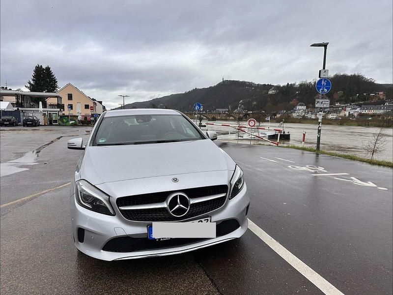 Gebraucht Mercedes A180 105 PS (77 kW) 2017 Silber Limousine