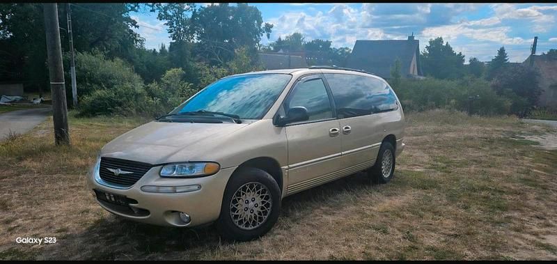 Gold Gebraucht 1997 Chrysler Voyager Van / Kleinbus | 1.500 € - Bild 1/4