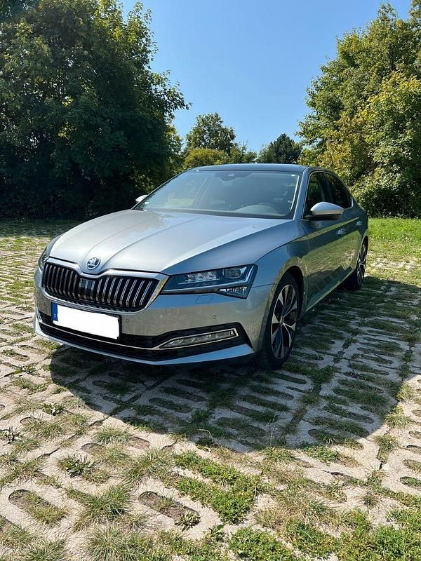 Grau Gebraucht 2020 Skoda Superb Style Limousine | 30.000 € (Etwas zu teuer) - Bild 1/4