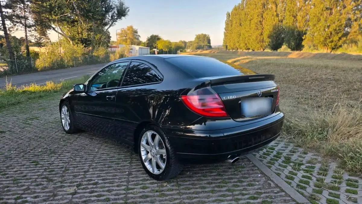 Gebraucht Mercedes C180 143 PS (105 kW) 2003 Schwarz Kleinwagen