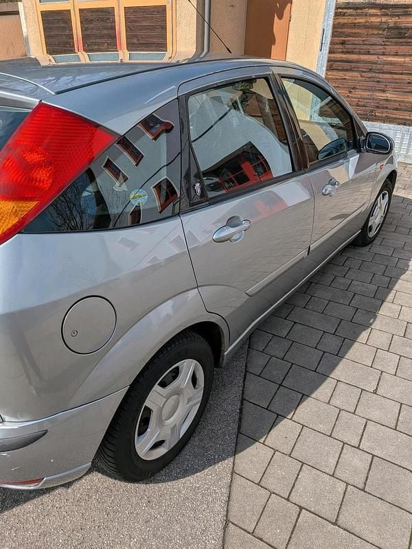 Gebraucht Ford Focus 100 PS (73 kW) 2002 Silber Kleinwagen