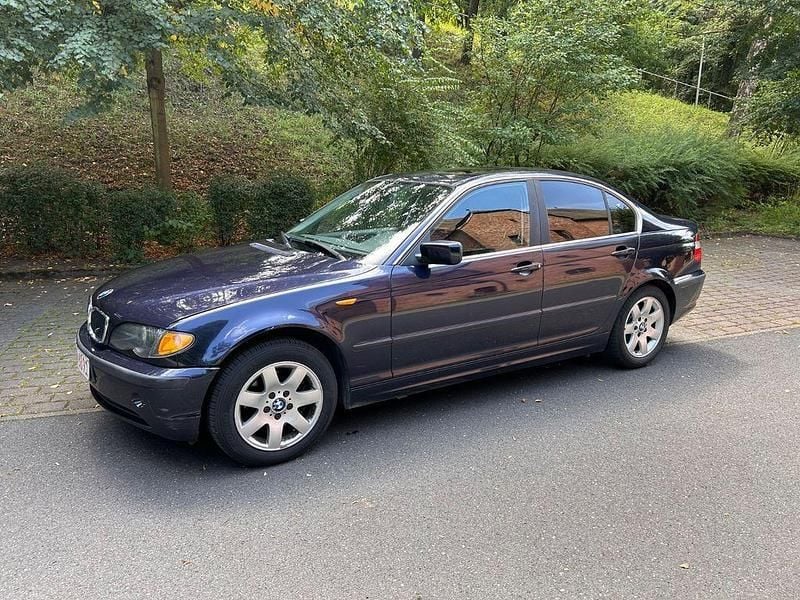 Blau Gebraucht 2002 BMW 325 Limousine | 3.990 € (Fairer Preis) - Bild 1/4