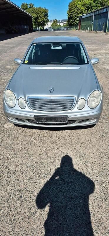 Grau Gebraucht 2004 Mercedes E220 Limousine | 2.100 € (Guter Preis) - Bild 1/4