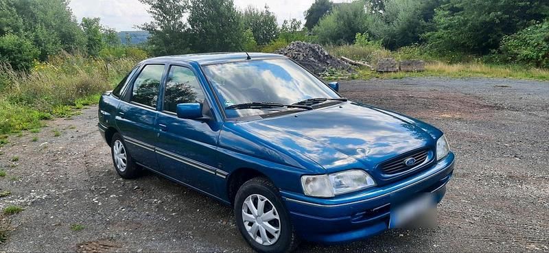 Blau Gebraucht 1995 Ford Escort Limousine | 1.450 € - Bild 1/4