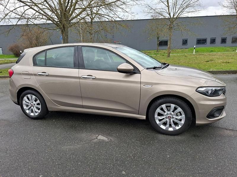 Gebraucht Fiat Tipo Lounge 95 PS (69 kW) 2016 Colore esterno Limousine