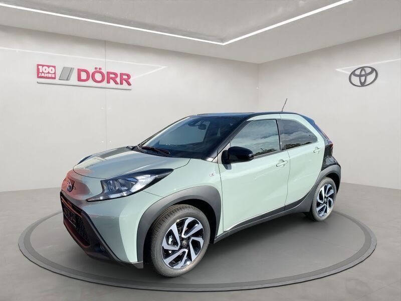 Urban khaki, dach mysticschwar Gebraucht 2024 Toyota Aygo X Team SUV | 18.590 € (Fairer Preis) - Bild 1/4