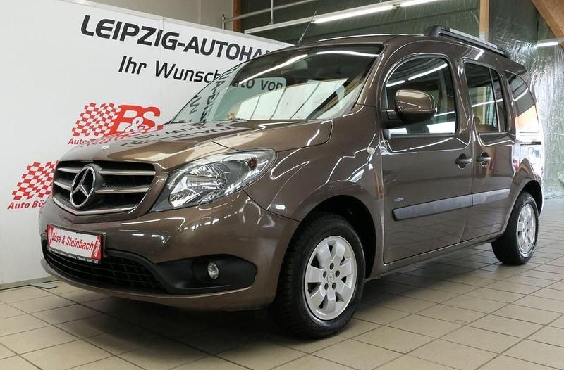Braun Gebraucht 2017 Mercedes Citan 108 Kombi | 16.375 € - Bild 1/4