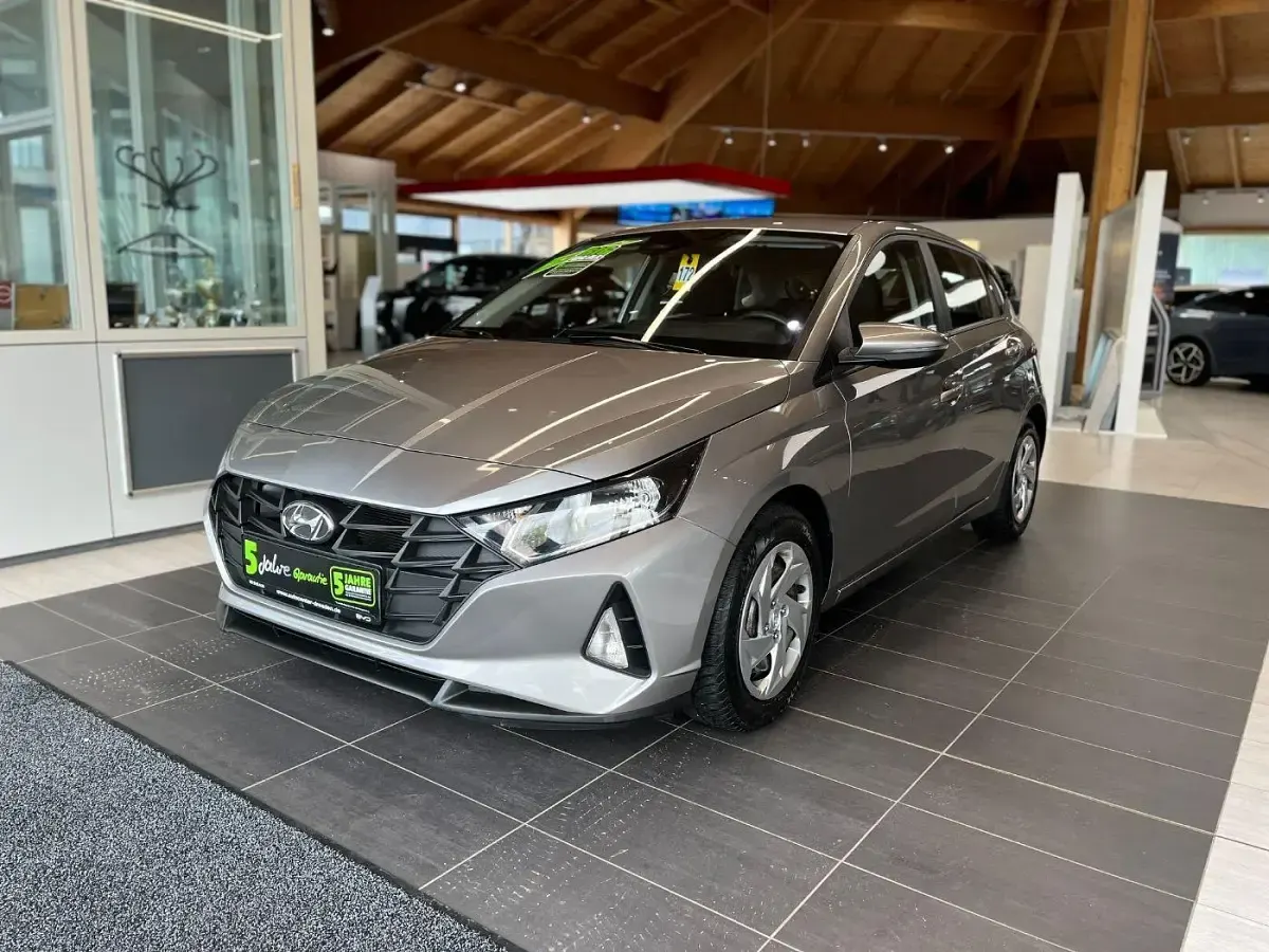 Gebraucht Hyundai i20 Select 84 PS (61 kW) 2023 Brass / met Kleinwagen