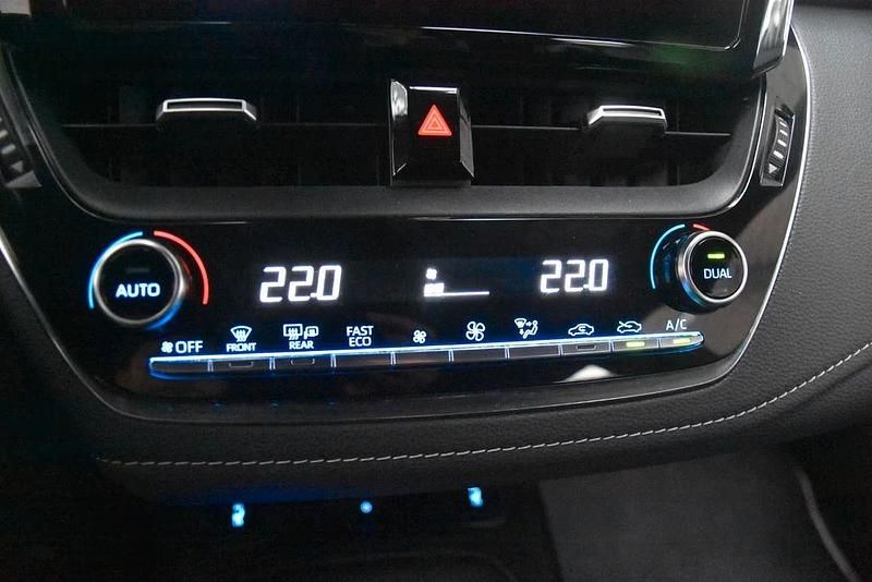 Gebraucht Toyota Corolla Hybrid Team 122 PS (89 kW) 2022 Weiß Limousine