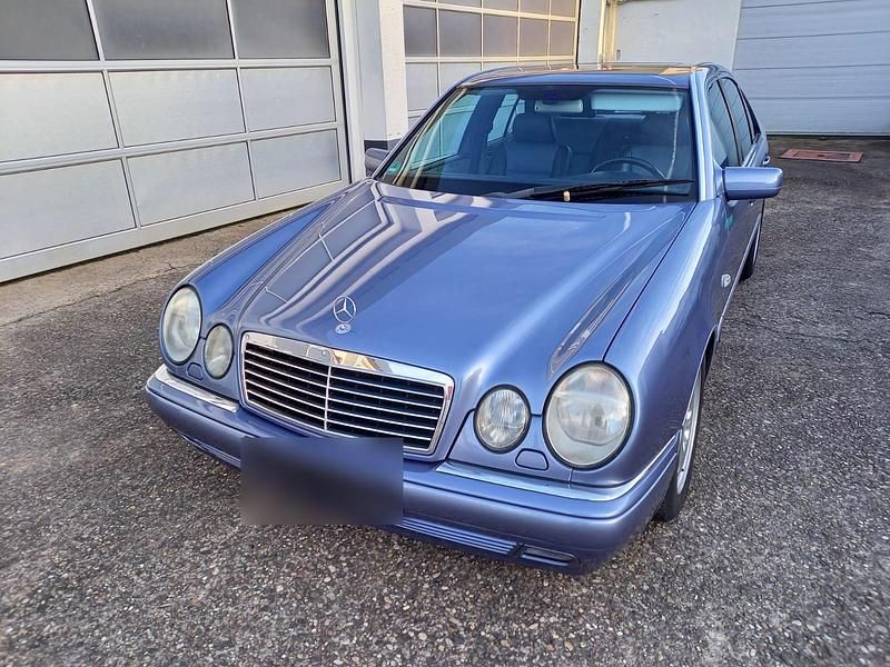 Gebraucht Mercedes E240 Avantgarde 1997 Blau Limousine