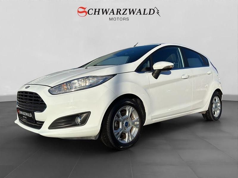 Weiß Gebraucht 2015 Ford Fiesta Ambiente Limousine | 8.990 € - Bild 1/4