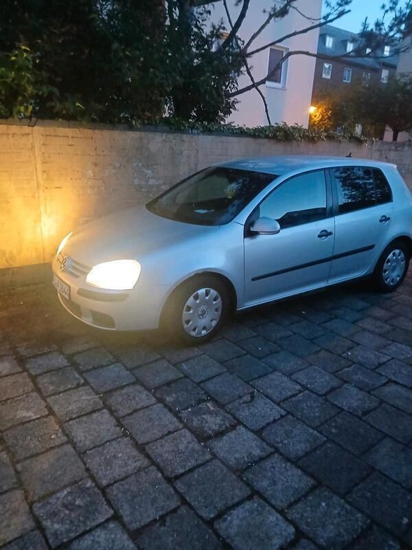 Grau Gebraucht 2004 VW Golf V Kleinwagen | 1.400 € (Fairer Preis) - Bild 1/3
