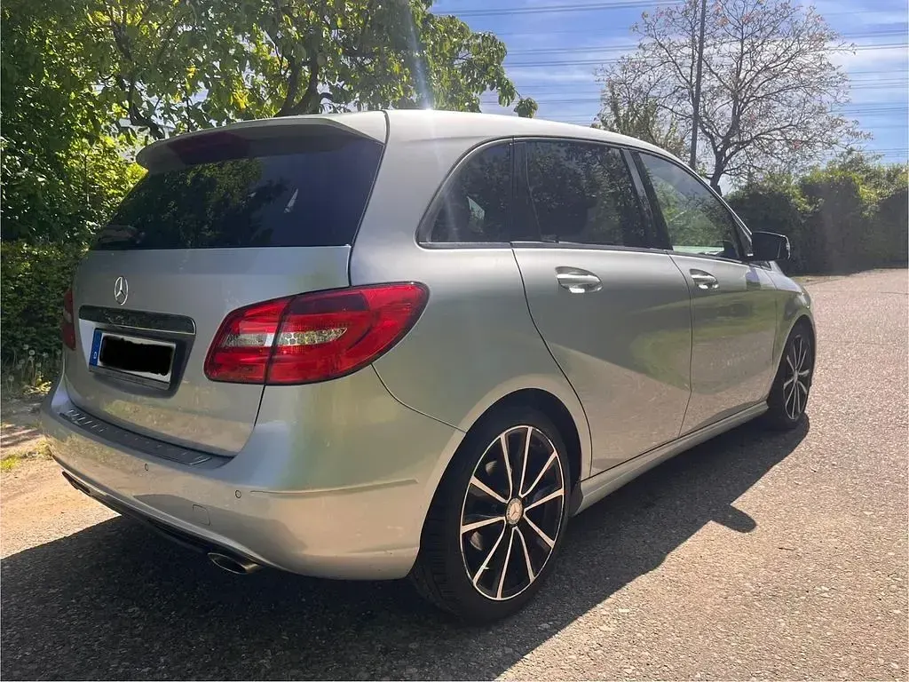 Gebraucht Mercedes B180 Style 122 PS (89 kW) 2014 Silber Kleinwagen