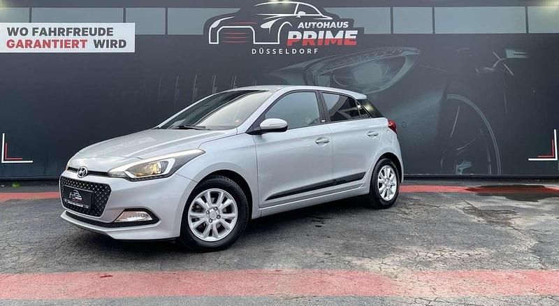 Gebraucht Hyundai i20 Passion 84 PS (61 kW) 2017 Silber Limousine