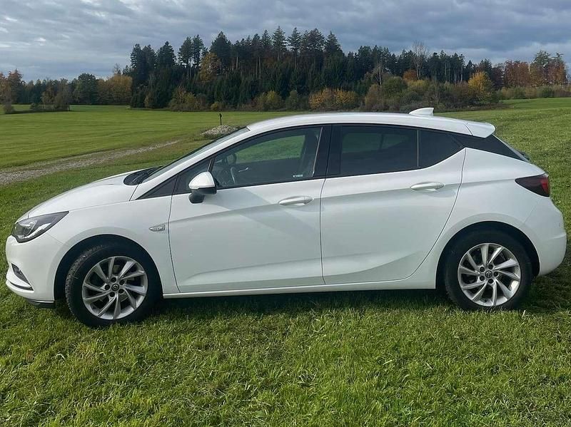 Weiß Gebraucht 2018 Opel Astra Limousine | 7.500 € (Guter Preis) - Bild 1/4