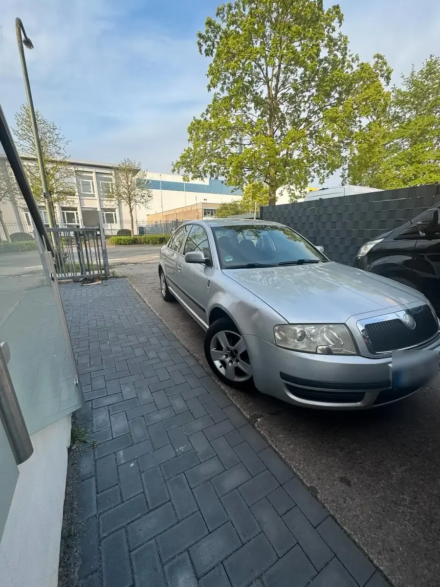 Używany Skoda Superb 150 KM (110 kW) 2004 Srebrny Sedan/Limuzyna