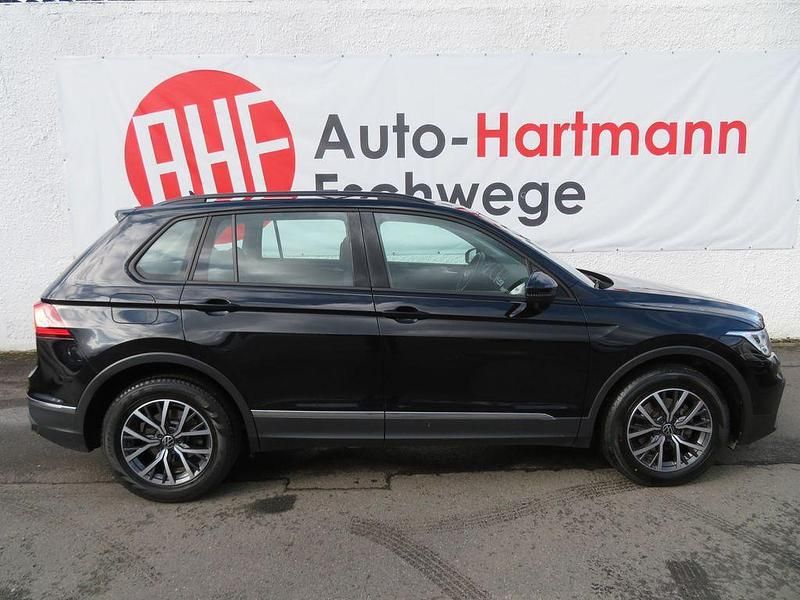 Gebraucht VW Tiguan Life 150 PS (110 kW) 2023 Deep black perleffekt SUV