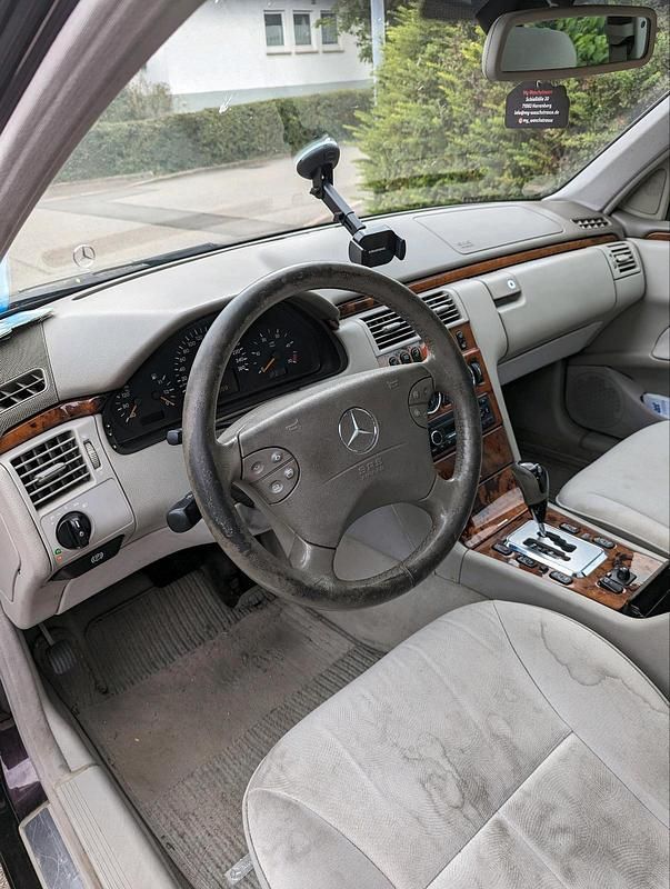 Rot Gebraucht 2002 Mercedes E220 Limousine | 2.300 € (Superpreis) - Bild 1/4