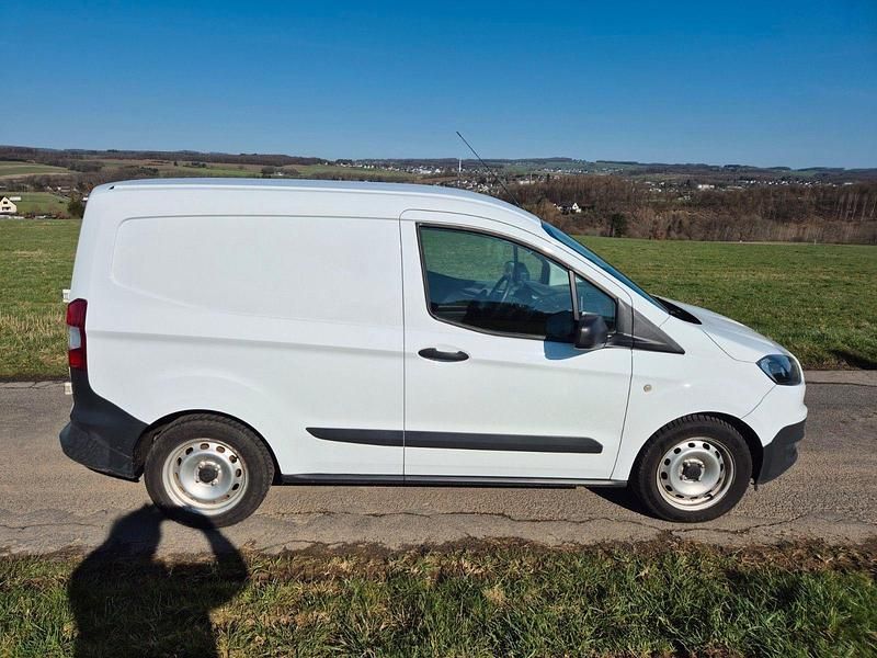 Gebraucht Ford Transit 101 PS (74 kW) 2017 Weiß Van / Kleinbus