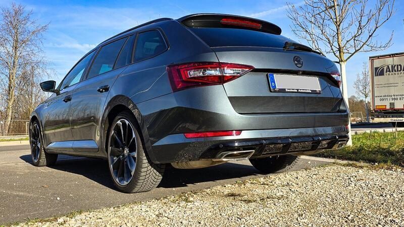 Grau Gebraucht 2019 Skoda Superb SportLine Kombi | 32.000 € (Teuer) - Bild 1/4
