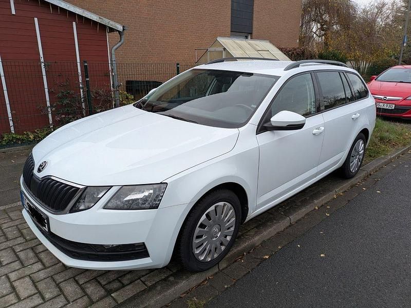Weiß Gebraucht 2017 Skoda Octavia Ambition Kombi | 8.500 € (Guter Preis) - Bild 1/4