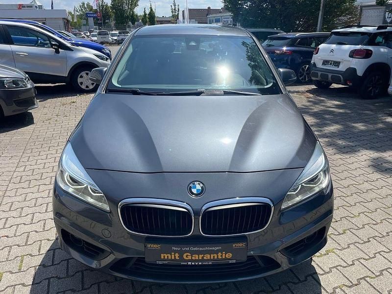 Grau Gebraucht 2016 BMW 218 Active Tourer Basis Van / Kleinbus | 9.999 € (Fairer Preis) - Bild 1/4