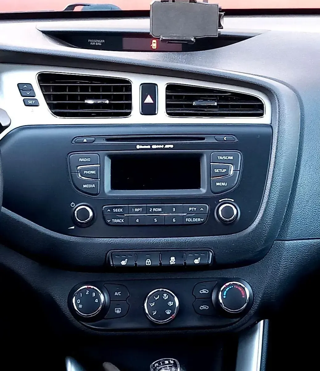 Używany Kia Ceed 99 KM (72 kW) 2015 Beżowy Hatchback