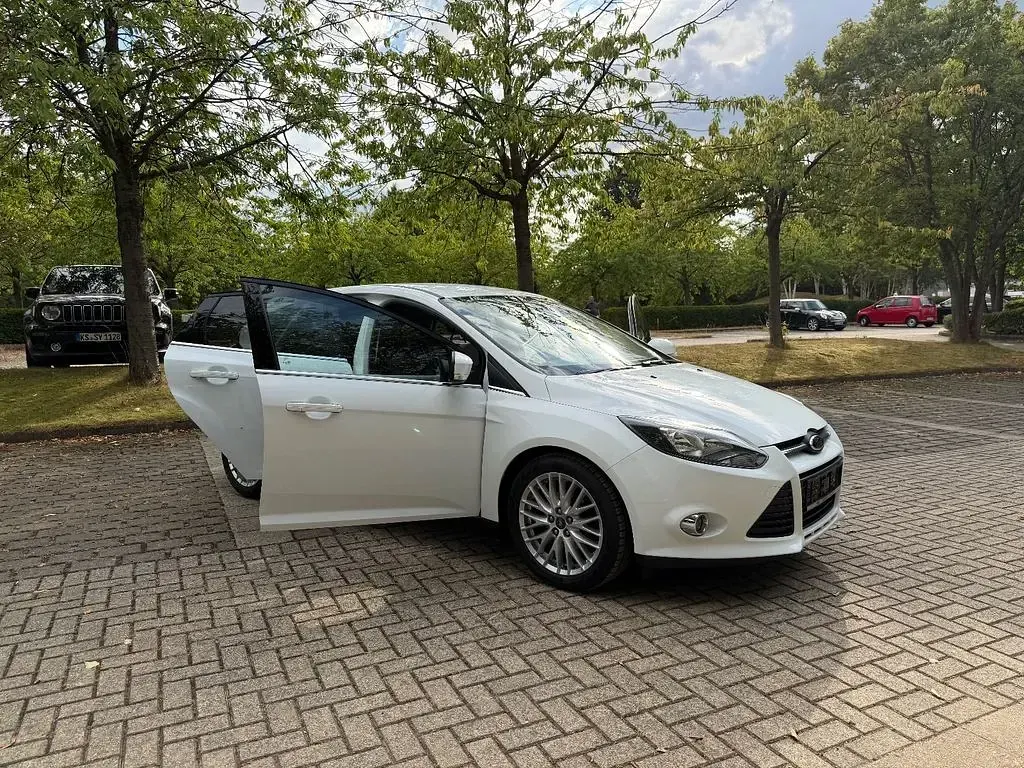 Gebraucht Ford Focus Titanium 125 PS (91 kW) 2014 Weiß Limousine