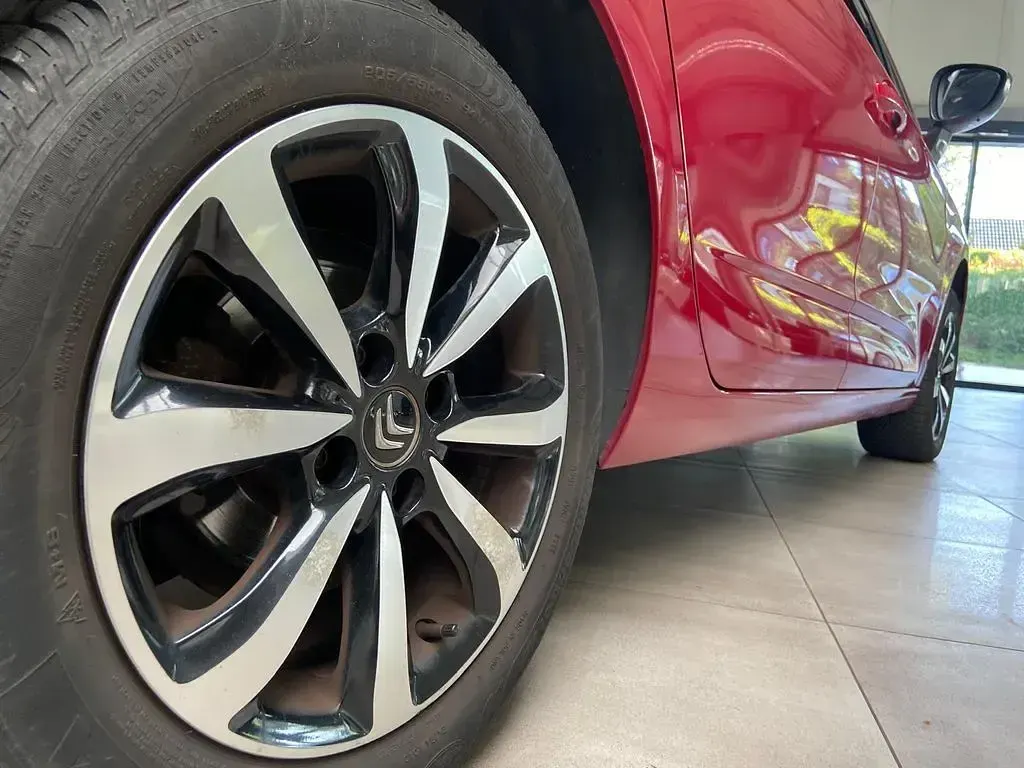 Używany Citroën C4 110 KM (80 kW) 2018 Czerwony Sedan/Limuzyna