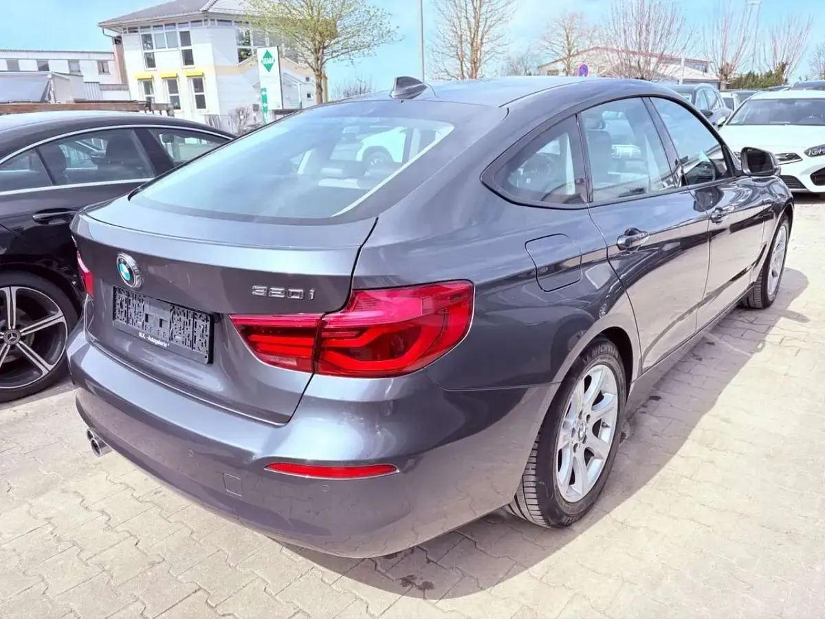Gebraucht BMW 320 184 PS (135 kW) 2019 Grau Limousine