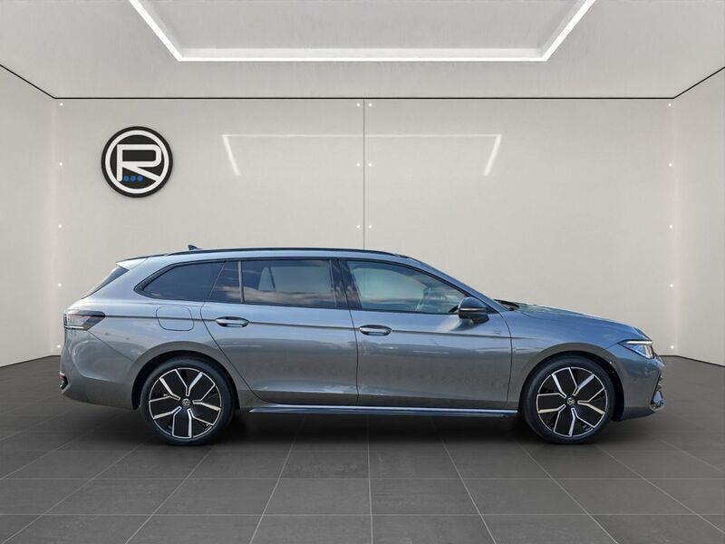 Gebraucht VW Passat R-line 150 PS (110 kW) 2024 Diabasgrau metallic / grenadi Kombi