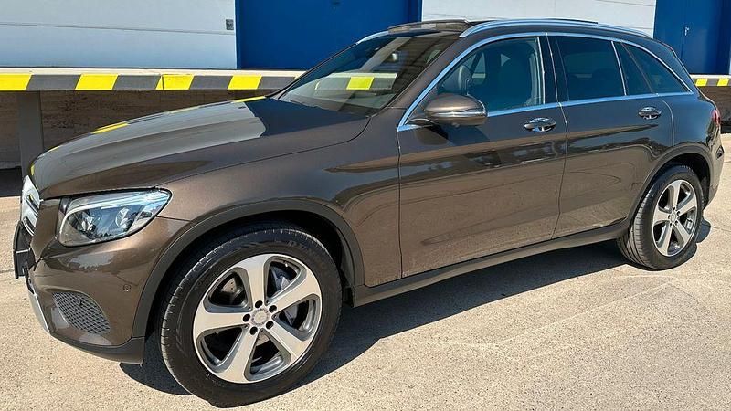 Citrinbraun metalliclack Gebraucht 2016 Mercedes GLC250 SUV | 27.490 € (Fairer Preis) - Bild 1/4
