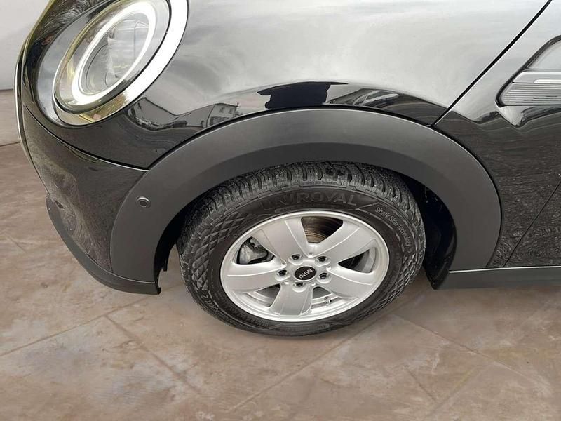 Gebraucht Mini Cooper Essential 136 PS (100 kW) 2024 Midnight black metallic Kleinwagen