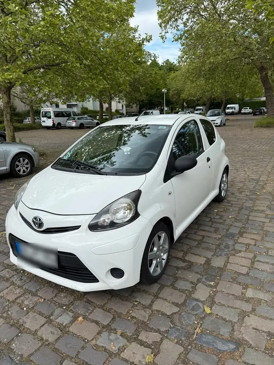 Gebraucht Toyota Aygo 69 PS (50 kW) 2014 Weiß Kleinwagen