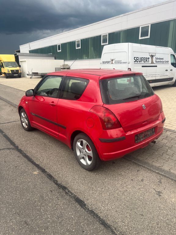 Rot Gebraucht 2006 Suzuki Swift Club Limousine | 750 € (Superpreis) - Bild 1/4