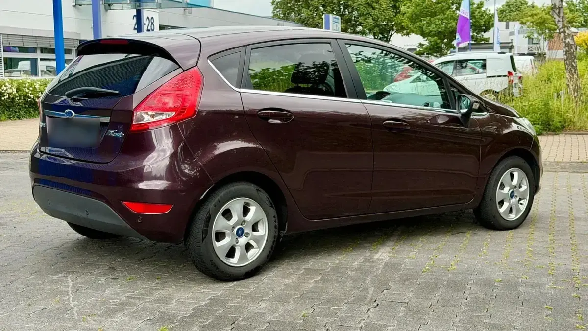 Gebraucht Ford Fiesta 95 PS (69 kW) 2011 Braun Kleinwagen