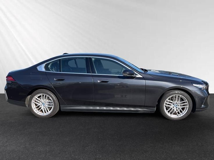 Gebraucht BMW 530e 299 PS (219 kW) 2024 Sophistograu brillanteffekt metallic Limousine