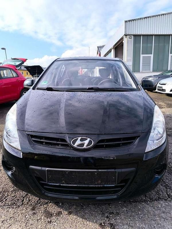 Gebraucht Hyundai i20 Classic 77 PS (56 kW) 2012 Black diamond / mic Kleinwagen