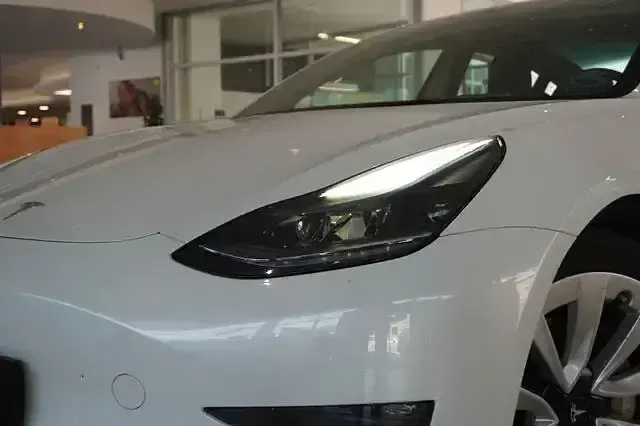 Gebraucht Tesla Model 3 366 kW (498 PS) 2023 Weiß metallic Limousine