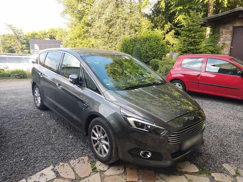 Grau Gebraucht 2017 Ford S-MAX Titanium Van / Kleinbus | 11.299 € (Fairer Preis) - Bild 1/4