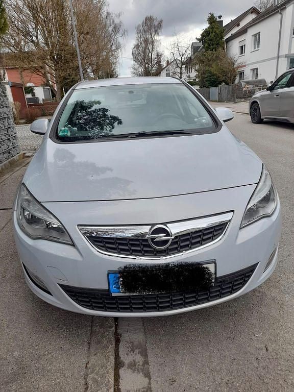 Gebraucht Opel Astra Edition 140 PS (102 kW) 2012 Silber Limousine