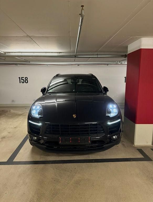 Schwarz Gebraucht 2018 Porsche Macan S SUV | 48.000 € (Teuer) - Bild 1/4