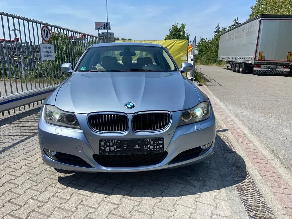 Gebraucht BMW 325 Sport Line 218 PS (160 kW) 2010 Blau Limousine