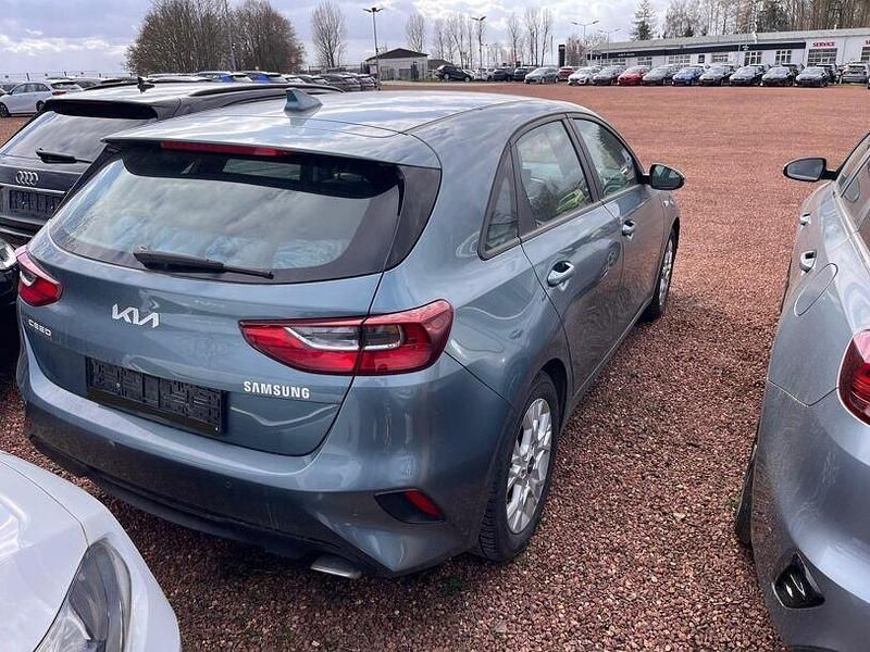 Gebraucht Kia Ceed Play 120 PS (88 kW) 2023 Yucca steel Kleinwagen
