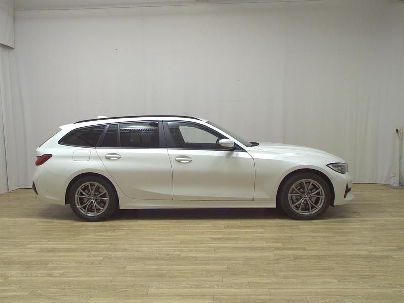Weiss Gebraucht 2021 BMW 330 Advantage Kombi | 18.950 € (Fairer Preis) - Bild 1/4