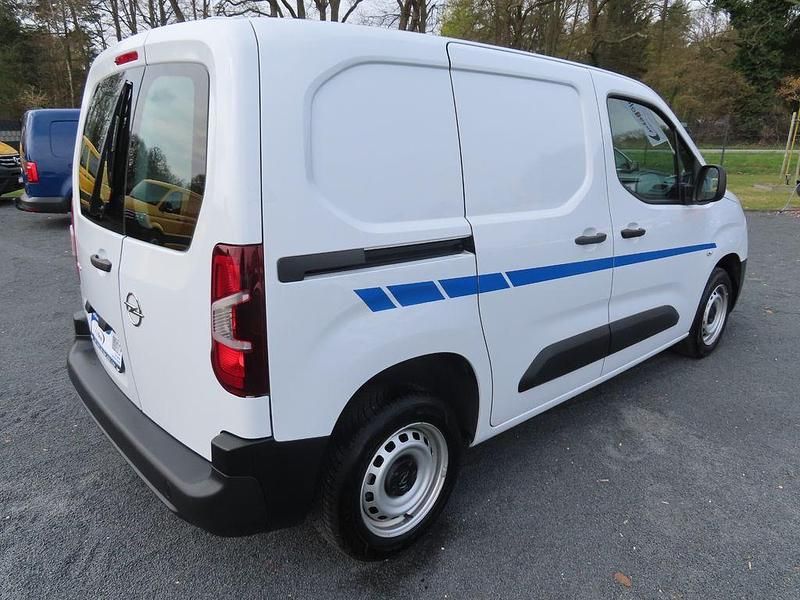 Gebraucht Opel Combo 110 PS (80 kW) 2024 Weiß Limousine
