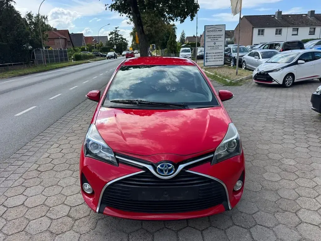 Gebraucht Toyota Yaris 101 PS (74 kW) 2016 Rot Limousine